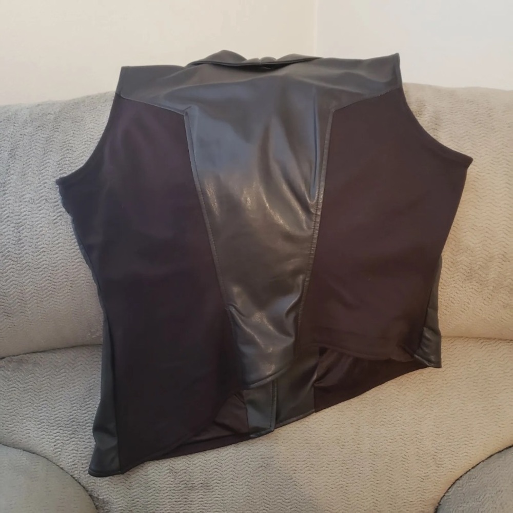 Peter Nygard Faux Leather Asymmetrical Vest Black PM - Picture 2 of 5